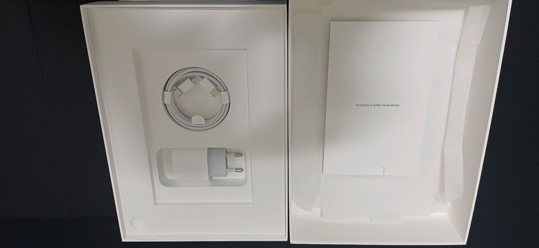 아이패드 10세대 wifi 실버 + 신지모루케이스 팝니다--4