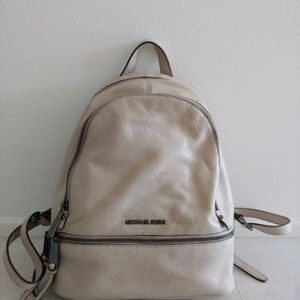 마이클코어스 백팩