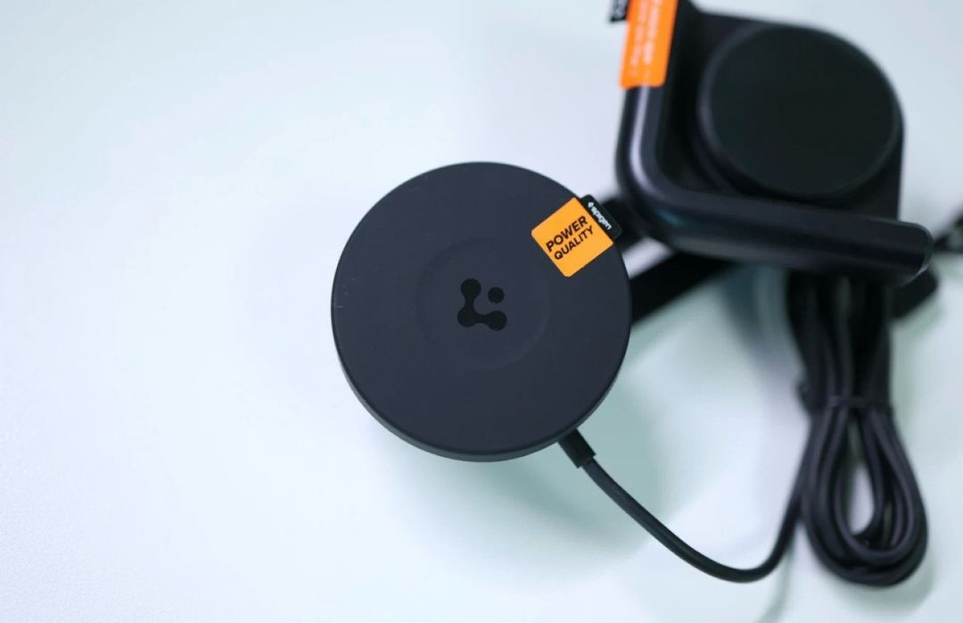 슈피겐 테슬라 무선충전거치대 qi2 주니퍼 판매합니다.--2