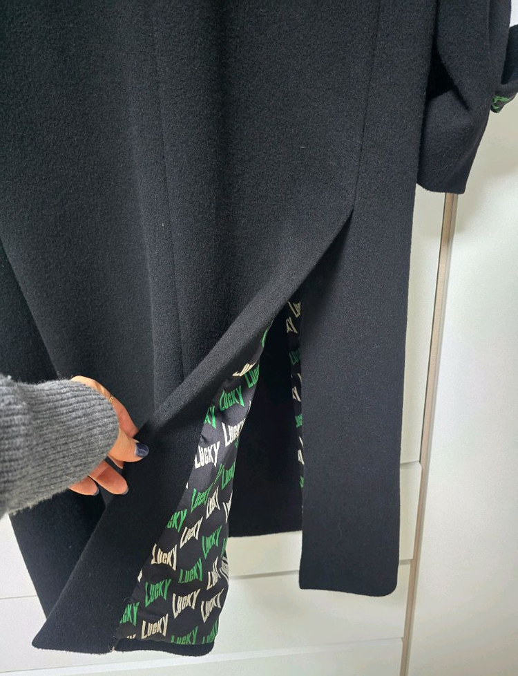 럭키슈에뜨 레터링 슬릿 롱코트 블랙 36--4