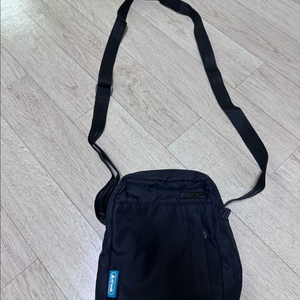 에어워크 크로스백 가방 블랙