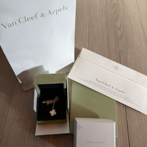 (미사용급) 반클리프 빈티지 알함브라 펜던트 마더오브펄 18K 옐로우골드 목걸이 VCARA45900