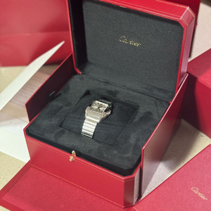 까르띠에 산토스 스틸 스몰 새제품 판매합니다.