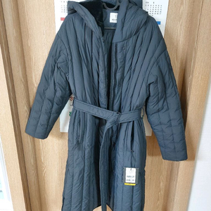 코오롱스포츠 여성 업라이트 후디코트 구스다운...차콜색상 95사이즈...175000원 택포