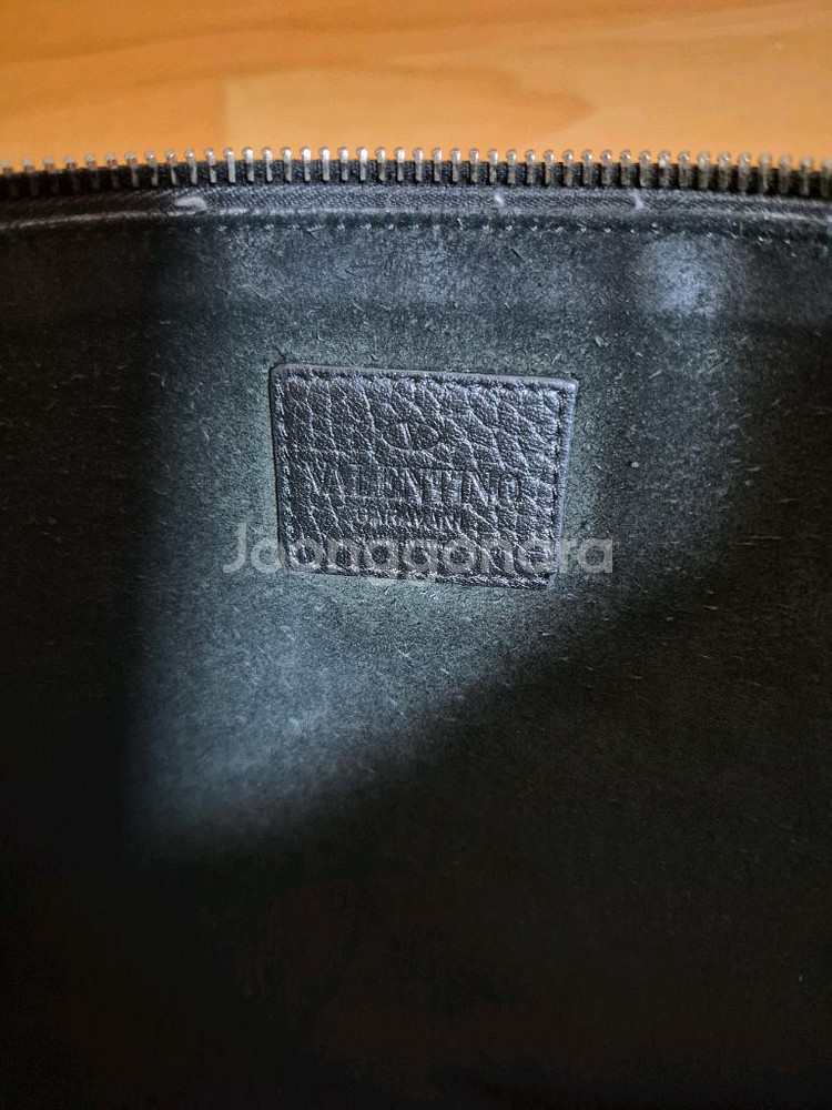 (정품) 발렌티노 락스터드 클러치 블랙 / 남여공용사용--2