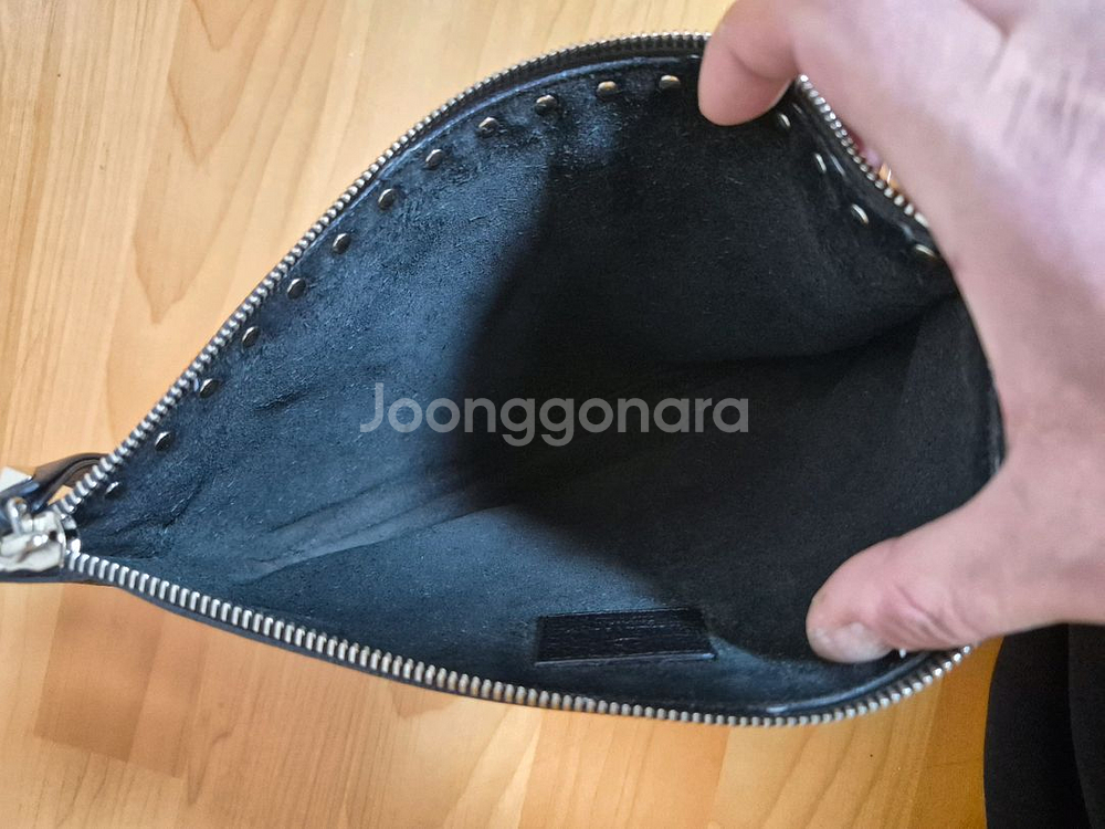 (정품) 발렌티노 락스터드 클러치 블랙 / 남여공용사용--5