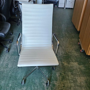 임스 체어 휘계알루미늄 가죽의자