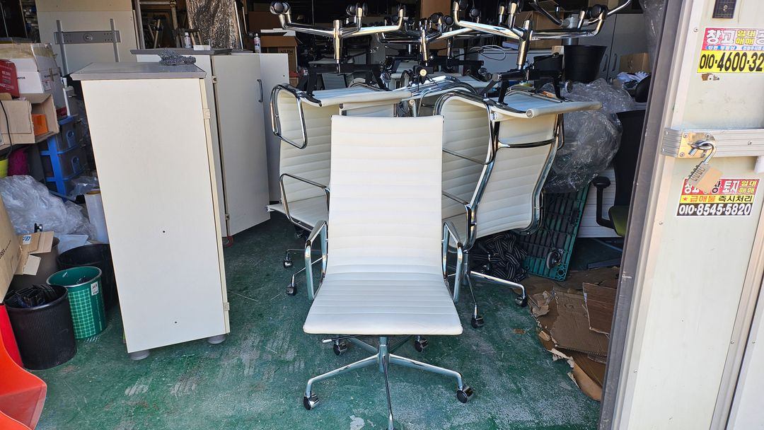 임스 체어 휘계알루미늄 가죽의자--5