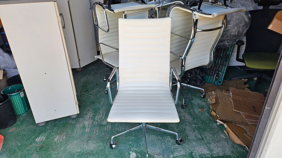 임스 체어 휘계알루미늄 가죽의자--4