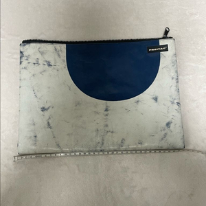 프라이탁 척 파우치 클러치백