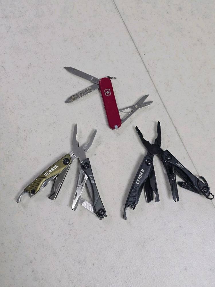 거버 다임 미니툴 1개 와 빅토리녹스 미니툴 1개--0