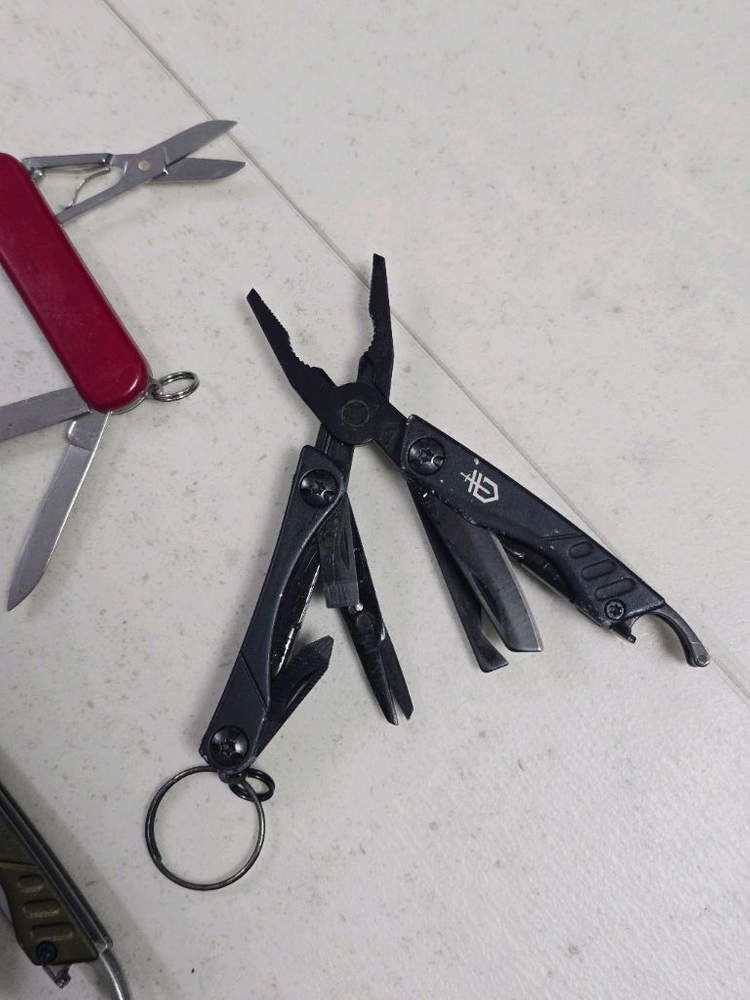 거버 다임 미니툴 1개 와 빅토리녹스 미니툴 1개--9