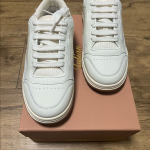 줄리안 화이트 스니커즈 여성 운동화 235mm 새상품