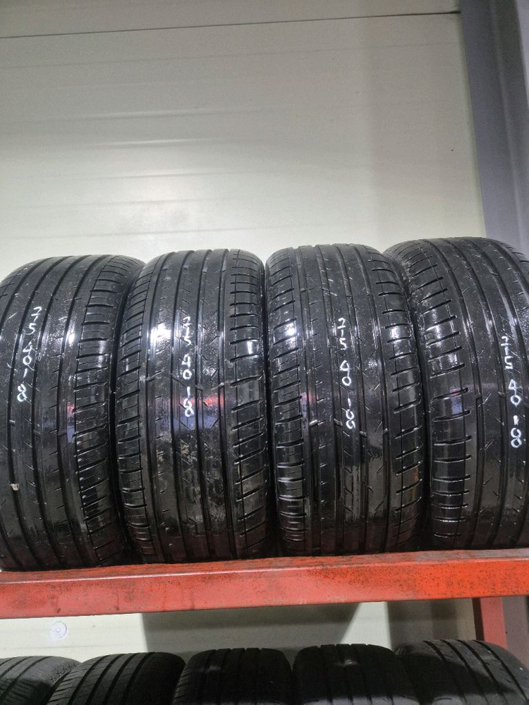 215 40 18 중고타이어 1대분 판매합니다.장착 및 휠발란스.포함 개당 6만원입니다. 트래드 80% 수준입니다0--0