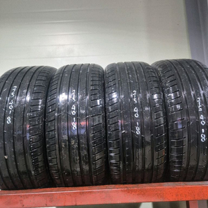 215 40 18 중고타이어 1대분 판매합니다.장착 및 휠발란스.포함 개당 6만원입니다. 트래드 80% 수준입니다0