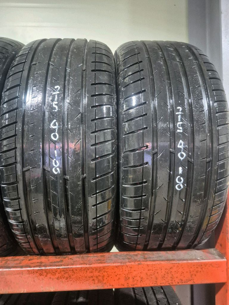 215 40 18 중고타이어 1대분 판매합니다.장착 및 휠발란스.포함 개당 6만원입니다. 트래드 80% 수준입니다0--1