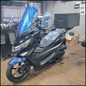 UHR125 4종 배달옵션 윈도우+슬라이드짐받이+충전거치대+탑박스장착 이미지