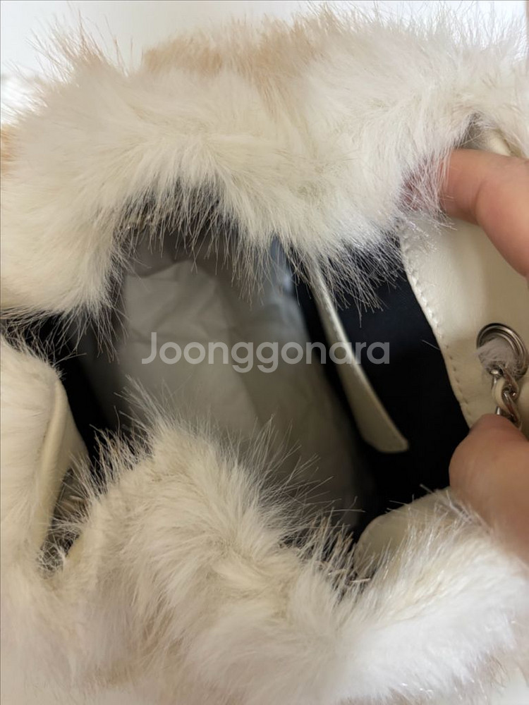 (새상품) 더바넷 퍼 백팩 가방 Fur Drawstring Backpack_Ivory--2