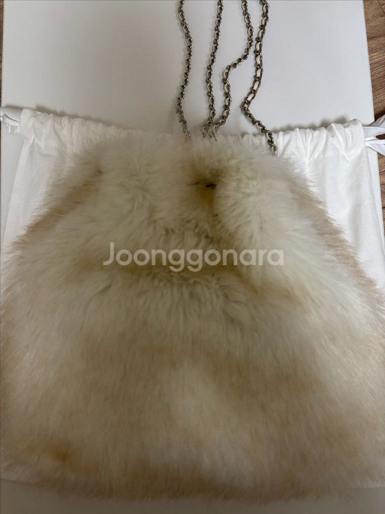 (새상품) 더바넷 퍼 백팩 가방 Fur Drawstring Backpack_Ivory--4