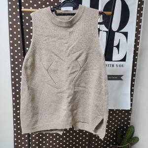 뒷트임 베이지 니트 베스트