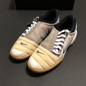 나이키 토탈 90 화이트 앤 블랙