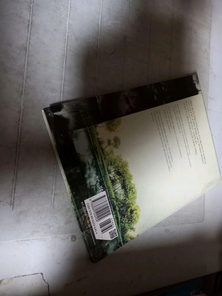 체르노빌의 봄 표지뒷면 오른쪽 윗부분및 본문 맨뒤 10장 밑부분 중간에 물자국 있습니다 이미지