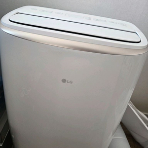LG 이동식 에어컨 팝니다 PQ08FDWAN