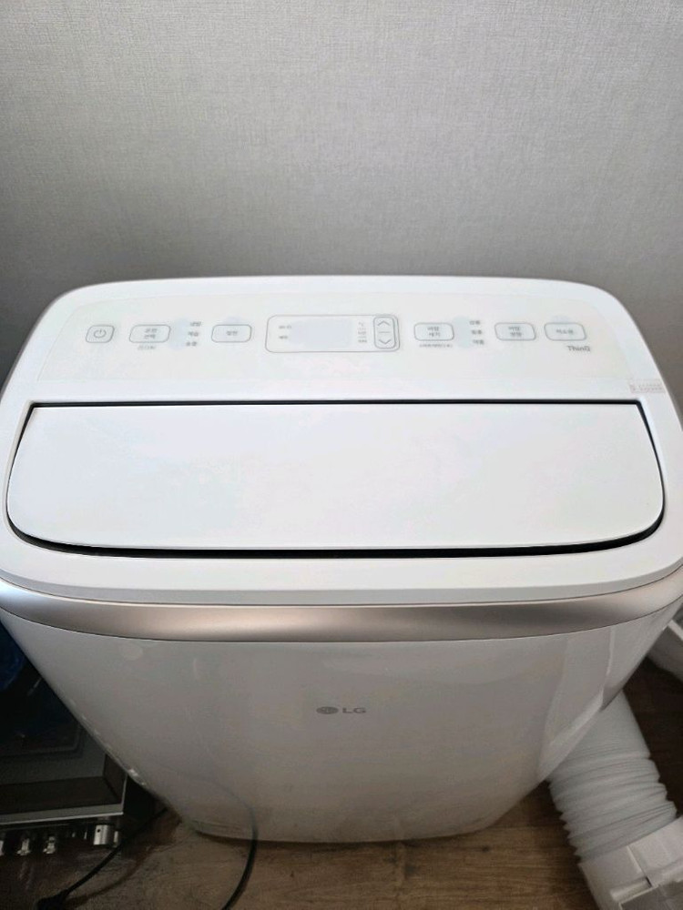 LG 이동식 에어컨 팝니다 PQ08FDWAN--1