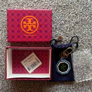 새제품 TORY BURCH 토리버치 열쇠고리 판매합니다.