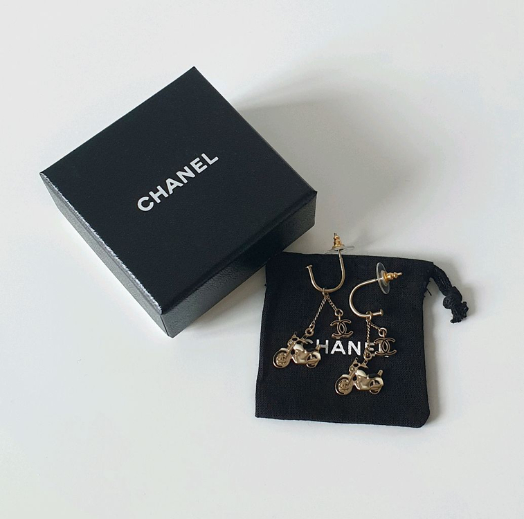 정품 샤넬 귀걸이 금장 바이크참 CC로고 스윙 피아스 이어링--0