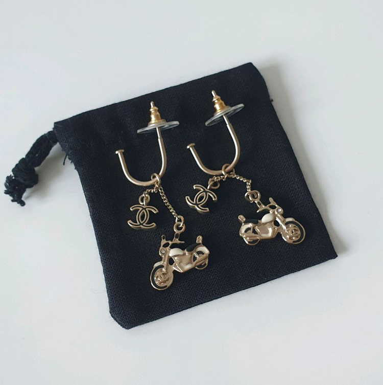 정품 샤넬 귀걸이 금장 바이크참 CC로고 스윙 피아스 이어링--1