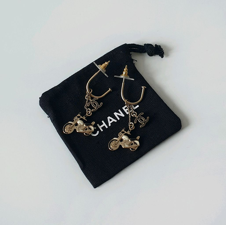 정품 샤넬 귀걸이 금장 바이크참 CC로고 스윙 피아스 이어링--3