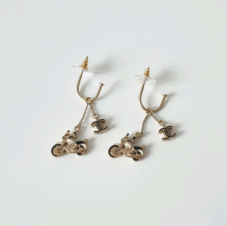 정품 샤넬 귀걸이 금장 바이크참 CC로고 스윙 피아스 이어링--4