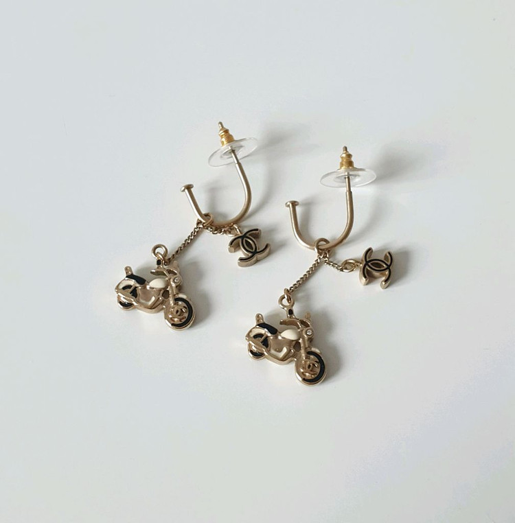 정품 샤넬 귀걸이 금장 바이크참 CC로고 스윙 피아스 이어링--5