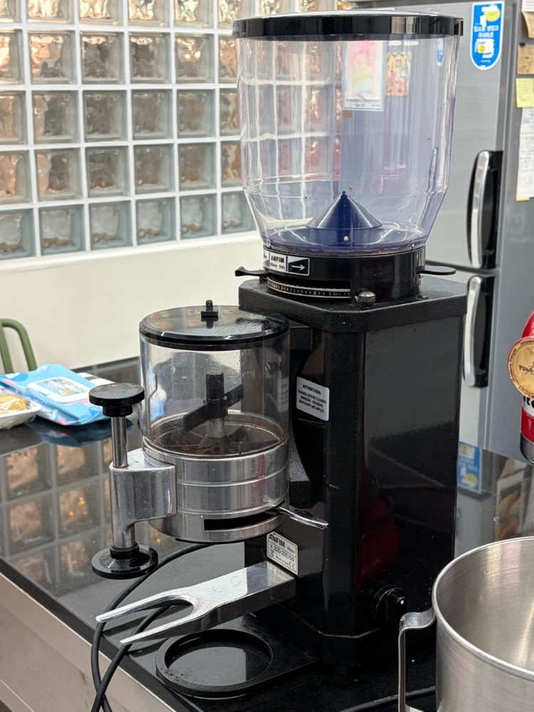 커피 그라인더 이미지