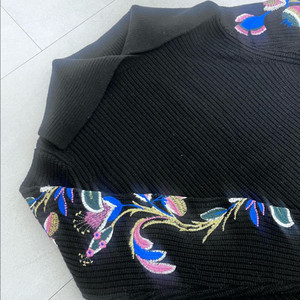 앤아더스토리즈 자수 니트 팝니다