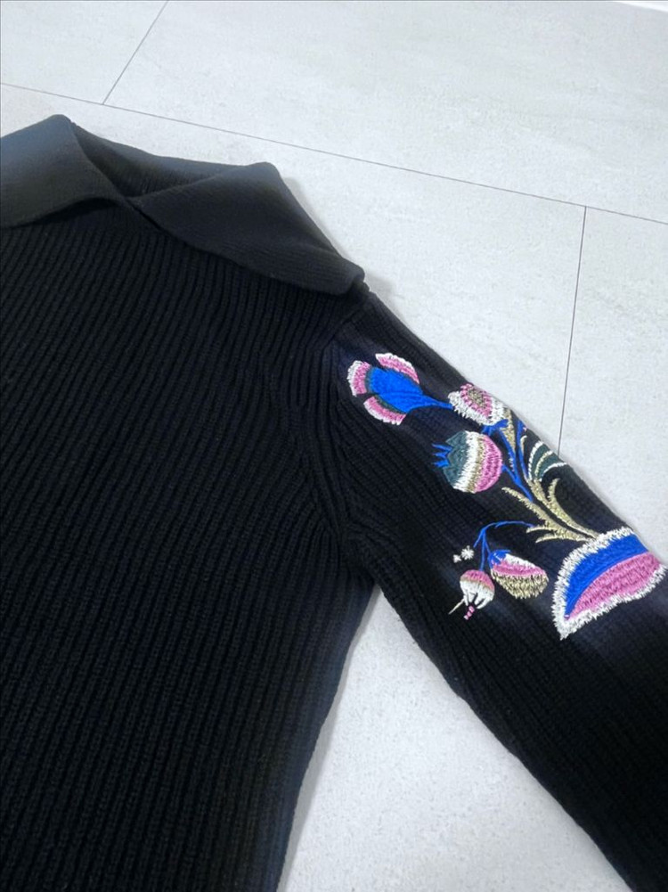 앤아더스토리즈 자수 니트 팝니다--1