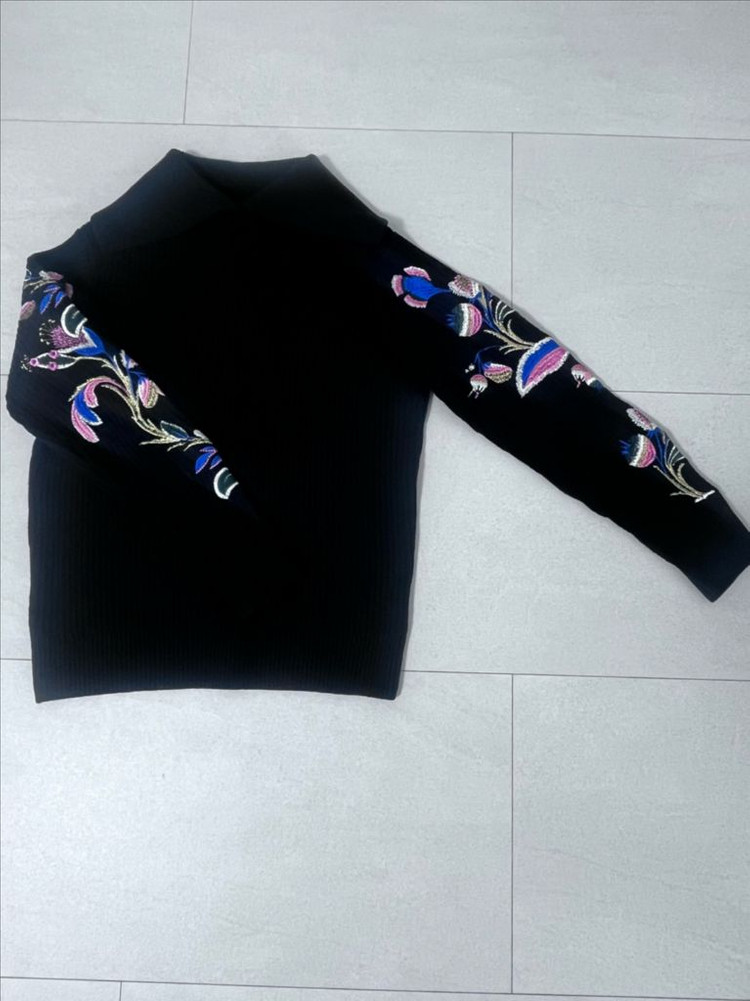 앤아더스토리즈 자수 니트 팝니다--2