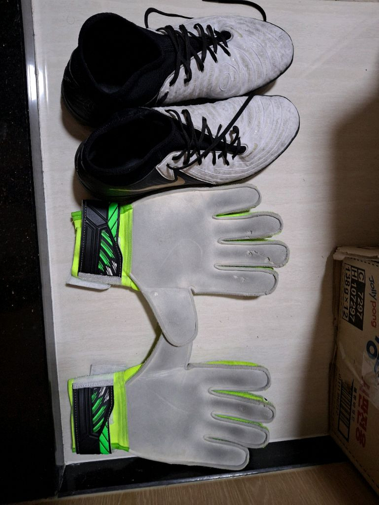 나이키 풋살화,골키퍼 장갑 1만원에 팔아요~--0