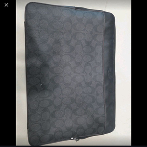 코치 블랙 시그니처 15인치 노트북파우치 팝니다