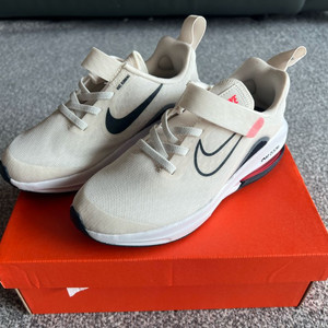 새제품 나이키 에어 줌 아카디아 2 PSV 180mm 판매합니다