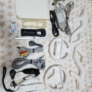 닌텐도 Wii 본체 .2인셋트 부속전부포함.HDMI변환기.HDMI선 전부포함작동이상없음.