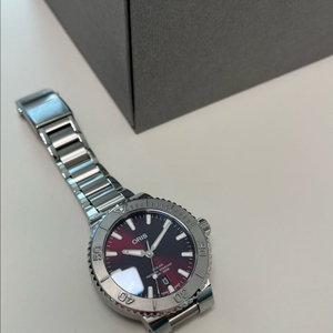 오리스(oris) 아퀴스(애커스) 릴리프 41.5mm 체리레드 이미지