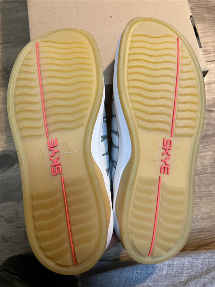 [미착용 새신발] 캐나다 SKYE The Mobrly Whistler White (방수 스니커즈)--3