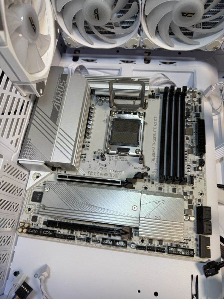 기가바이트 b650m 어로스 엘리트 ax ice--2