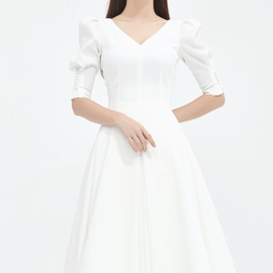 아보아보 WHITE V NECKLINE FLARE DRESS