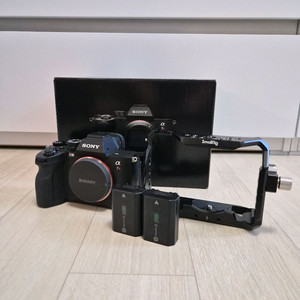 소니 A7R5 + 케이지 + 추가 배터리