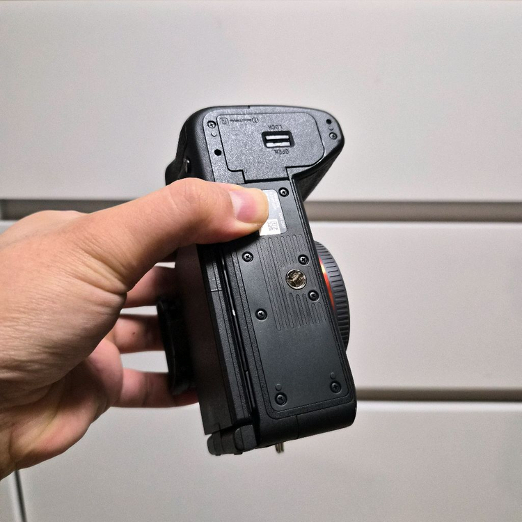 소니 A7R5 + 케이지 + 추가 배터리--5