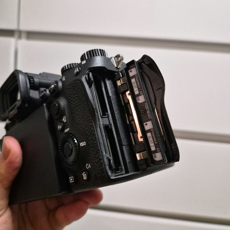 소니 A7R5 + 케이지 + 추가 배터리--6