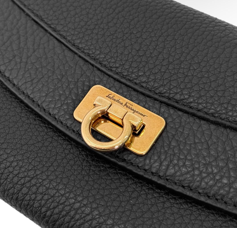 페레가모 간치니 22 클로저 플랩 장지갑 블랙 금장--2